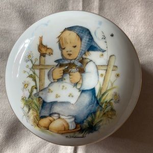 VINTAGE M J HŪMMEL 1983 SWITZERLAND “He Loves Me” Trinket Holder